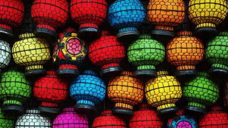 Vibrant Lantern Array wallpaper