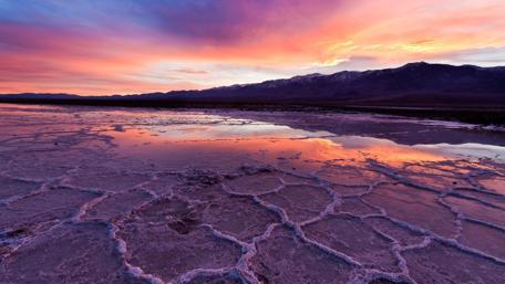 Vibrant Sunset Over Death Valley National Park wallpaper