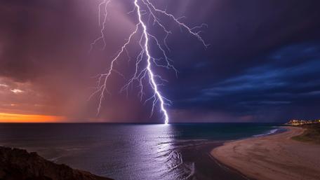 Seaside Lightning Spectacle wallpaper