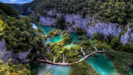 Glamorous Waterfall in Plitvice Lakes National Park Croatia wallpaper