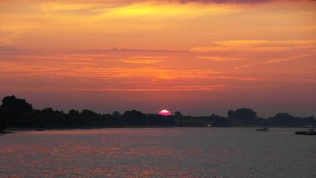 Serene Sunset Over Tranquil Waters wallpaper