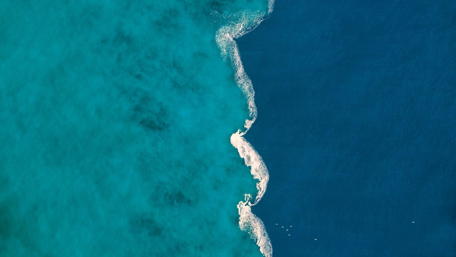 Turquoise and Deep Blue Ocean Waters Meet wallpaper
