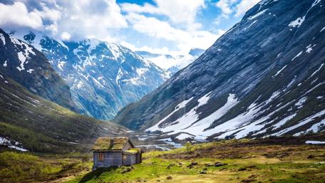 Serene Mountain Cottage in Norway's Breathtaking Landscape wallpaper