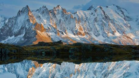 Majestic Mountains Reflecting in Still Waters wallpaper