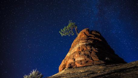 Starlit Cliff Under Twilight Sky wallpaper