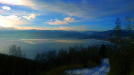 Serene Lakeside View Under a Majestic Sky wallpaper