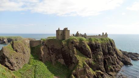 Majestic Dunnottar Castle Perched on Cliffs wallpaper