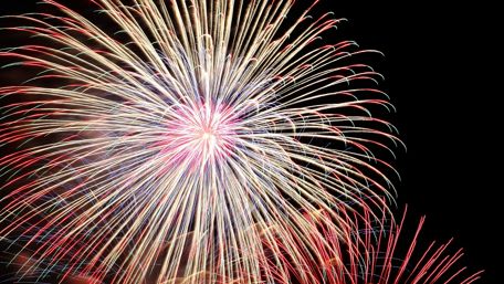 Vibrant Fireworks Illuminating the New Year Celebrations wallpaper