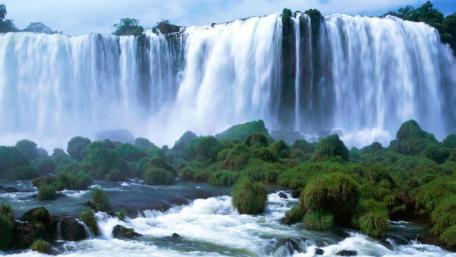 Majestic Iguazu Falls in Argentina's Lush Landscape wallpaper