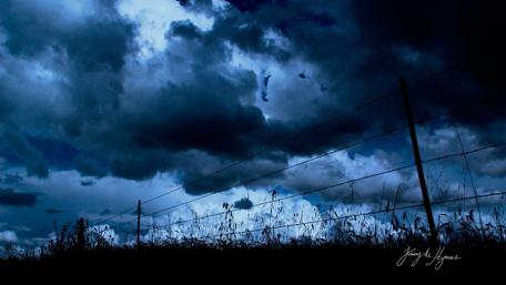 Mysterious Twilight Skies Above a Distant Horizon wallpaper