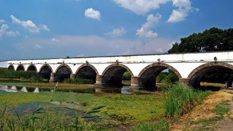Majestic Nine-Hole Bridge in Hortobagy National Park wallpaper