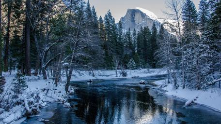 Serene Winter Landscape in Yosemite National Park wallpaper