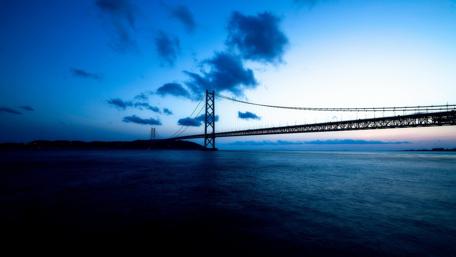 Majestic Pearl Bridge at Twilight wallpaper