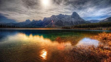 Pristine Mountain Reflections in Serene Lake wallpaper