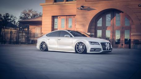 Sleek Audi RS7 Urban Elegance in 4K wallpaper