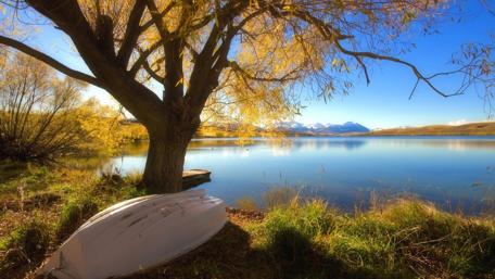 Tranquil Lake Retreat in Autumn Splendor wallpaper