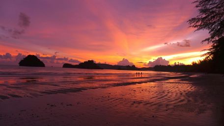 Purple Sunrise Over Serene Coastline wallpaper