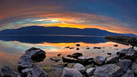 Serene Sunset Reflections on Tranquil Waters wallpaper