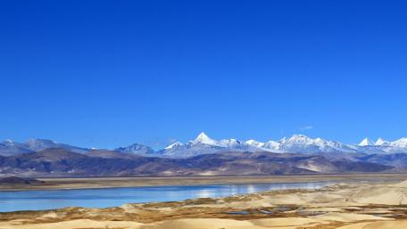 Majestic Mountain Serenity in Blue Sky wallpaper