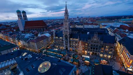 Munich's Marienplatz at Dusk Beauty Awaits wallpaper