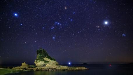 Starry Night Over Tranquil Shoreline wallpaper