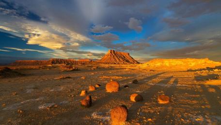 Desert Serenity With Vibrant Sunset Glow wallpaper