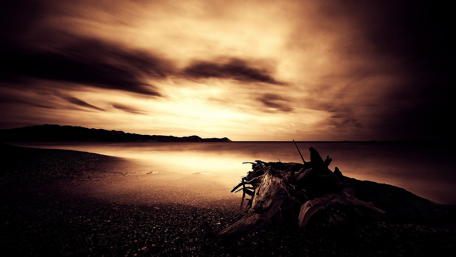 Serene Sunset Over Tranquil Waters wallpaper