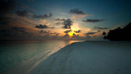 Tranquil Sunset Over the Serene Coastline wallpaper