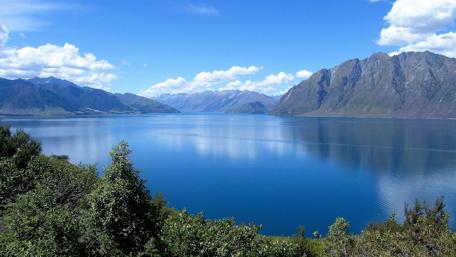 Majestic Lake Reflection in New Zealand wallpaper