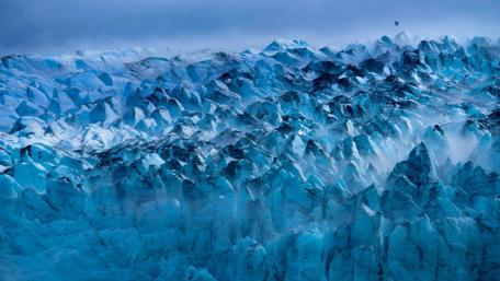 Frozen Serenity in Majestic Blue Mountains wallpaper