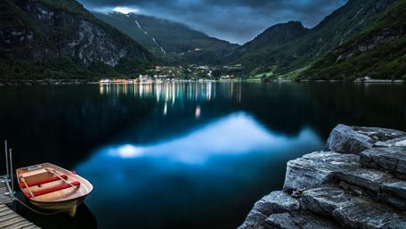 Tranquil Night on a Mountain Lake wallpaper