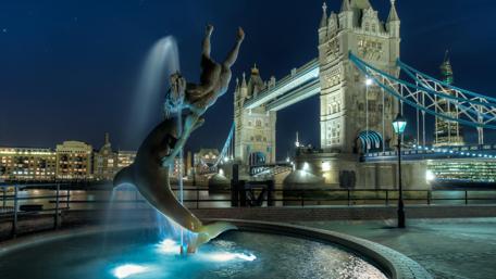 London at Night Fountain and Bridge wallpaper