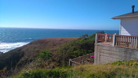 Serene Coastal Retreat With Breathtaking Views Over The Ocean wallpaper