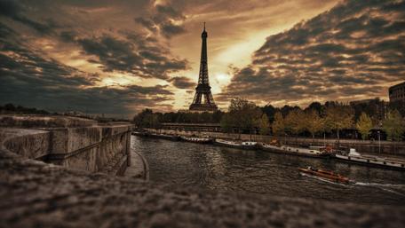 Serene Sunset Over the Eiffel Tower wallpaper