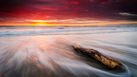 Serene Sunset Over the Ocean Waves wallpaper