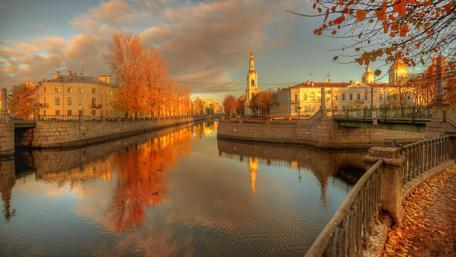 Autumn Serenity in St. Petersburg Cityscape wallpaper