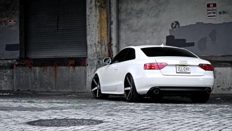 Sleek Audi RS5 Urban Wallpaper wallpaper