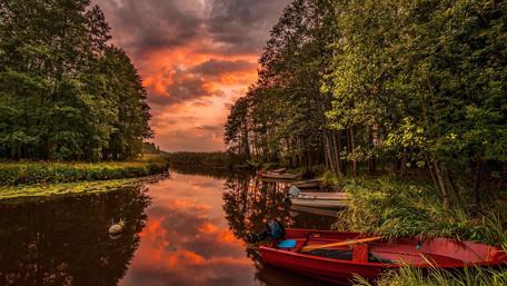 Fiery Sunset Over Serene Lake Reflection wallpaper