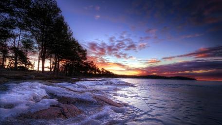 Frozen Serenity at Dusk wallpaper