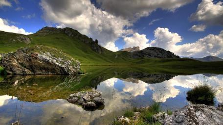Tranquil Reflections in Nature's Mirror wallpaper
