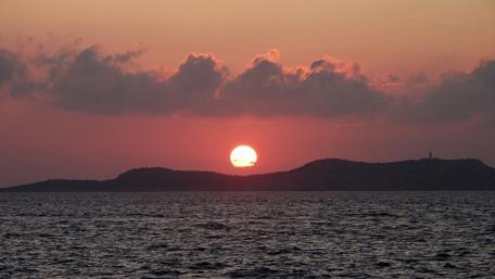 Majestic Sunset Over Tranquil Coastline wallpaper