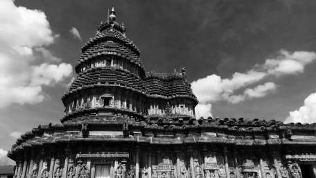 Serene Hindu Temple in Monochrome Palette wallpaper