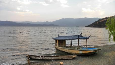 Tranquil Waterside Escape Dreaming of Serenity and Peaceful Views wallpaper