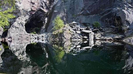 Serene Reflections at Hodge Close Quarry wallpaper