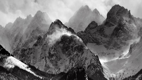 Majestic Monochrome Mountain Peaks wallpaper