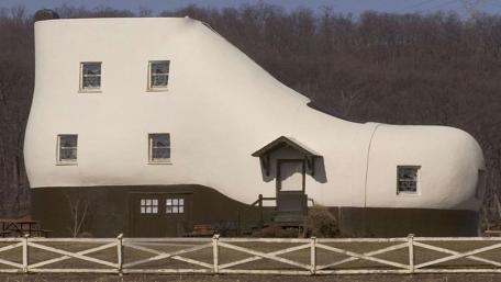 A Unique Shoe-Shaped House in America wallpaper