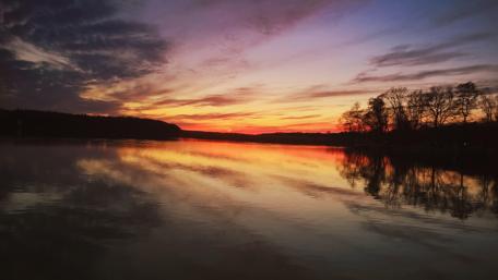 Serene Sunset on Tranquil Lake wallpaper