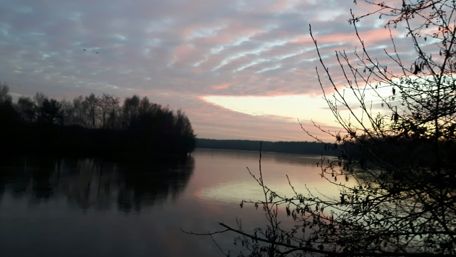 Serene Winter Lake at Dusk wallpaper