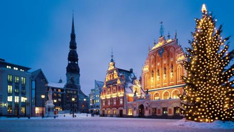 Festive Winter Evening in Riga wallpaper