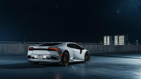 Lamborghini Huracan in the Moonlit Cityscape wallpaper